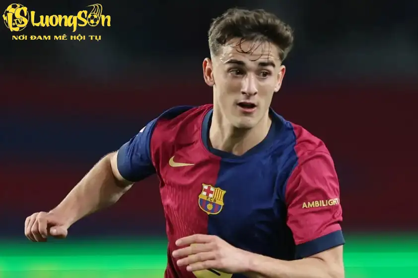 Gavi khẳng định tương lai tại Barcelona, từ chối PSG 3 Gavi đang cố gắng lấy lại phong độ sau chấn thương nặng (Ảnh: GOAL)