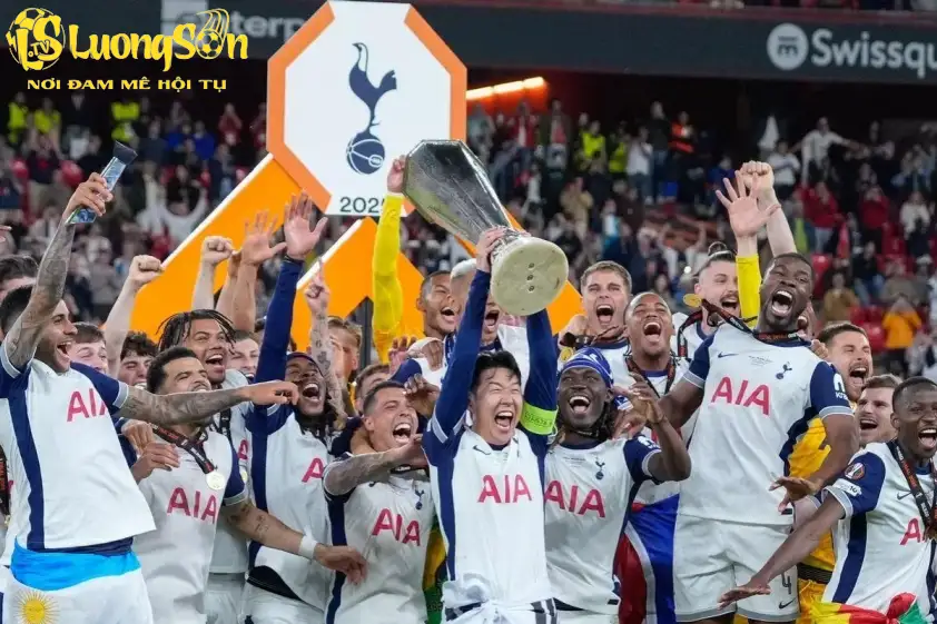 Tottenham cân nhắc bán đội trưởng Son Heung-min 3 Son đã nâng cao chiếc cúp Europa League tại Bilbao vào tháng trước (Ảnh: The Mirror).