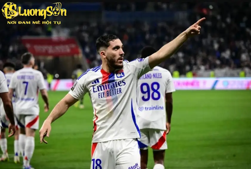 Mbappé mời Cherki gia nhập Real Madrid 3 Ngôi sao người Pháp đang thi đấu nổi bật tại Lyon (Ảnh: Marca).
